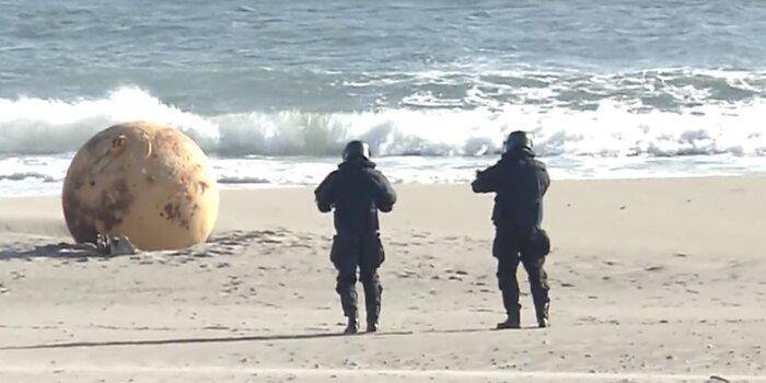 VIDEO: Preocupación en Japón por el hallazgo de una misteriosa y gigantesca bola de hierro varada en una playa