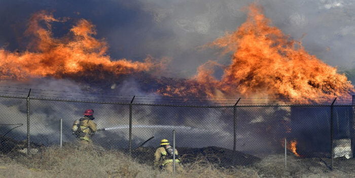 Devastador incendio en Los Ángeles obliga a evacuar a 25 mil personas
