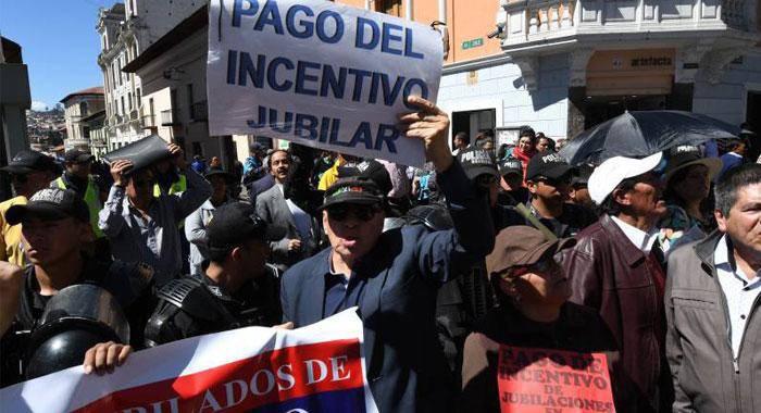 Casi 17 mil docentes aún no reciben incentivos jubilares en Ecuador; se espera un pago este mes