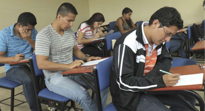 Becarios no serán obligados a retornar al país desde el 5 de noviembre