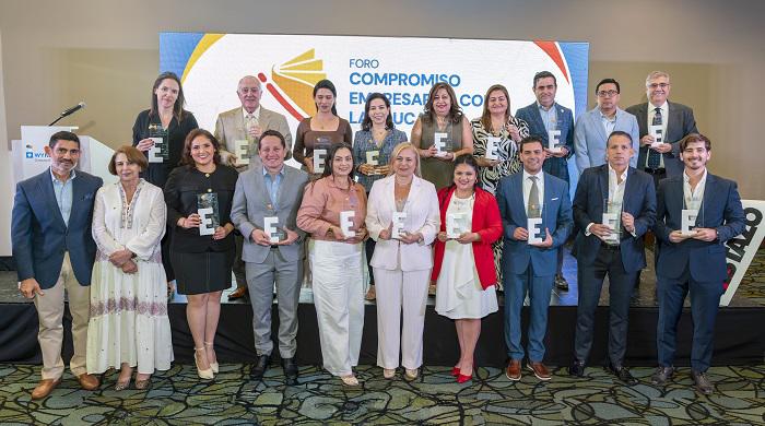 $!Reconocimientos a empresas por su aporte a la educación.