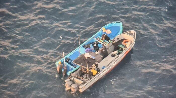 Guardacostas norteamericanos identificaron una embarcación con droga en Galápagos: hay dos procesados