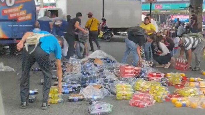 Ciudadanos devuelven bebidas a camión accidentado en Guayaquil