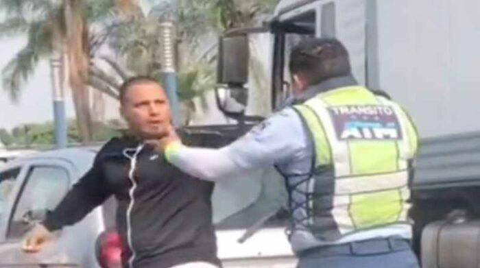 Conductor atropelló y agredió a agentes de tránsito, en Guayaquil