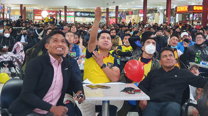 Centros comerciales extienden sus horarios para recibir a los hinchas en patios de comida