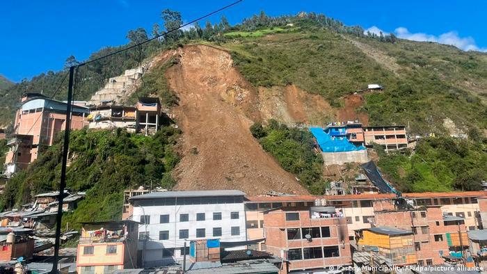 Alud sepulta decenas de casas en un pueblo andino de Perú