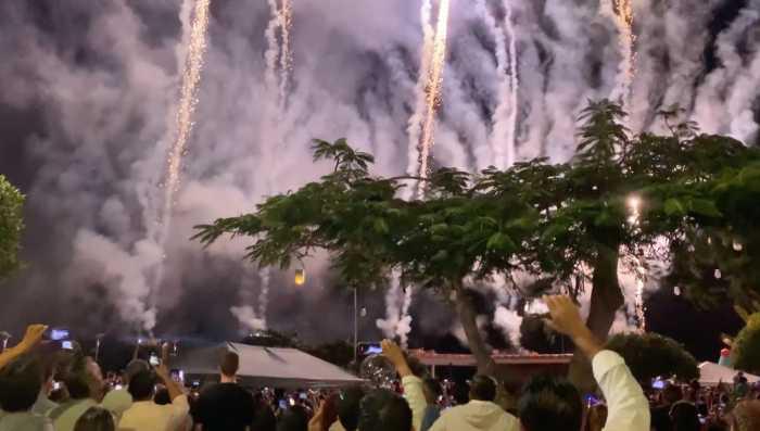 $!Espectáculo de pirotecnia durante la celebración de Año Nuevo en Puerto Ayora, Galápagos.