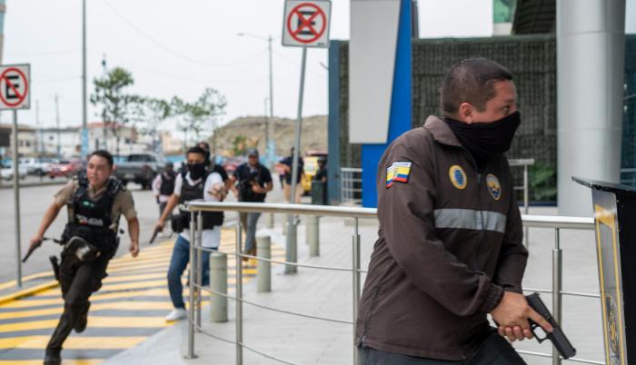 $!El caso de TC Televisión dio la vuelta al mundo. Las impactantes escenas transmitidas por televisión en vivo se produjeron cuando grupos criminales lanzaron una ola de terror en todo Ecuador. Aquí el operativo para recuperar a los periodistas retenidos en el estudio.