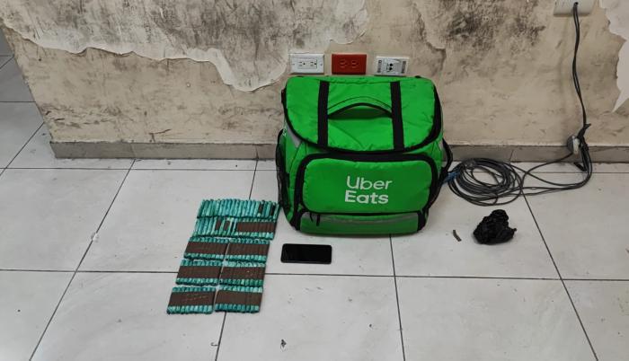 Detienen a sujetos que transportaban droga dentro de una maleta con el logo de una app de entregas a domicilio