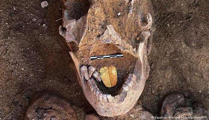 Fotografía de la lengua dorada que se halló dentro de una de las momias descubiertas al norte de Egipto