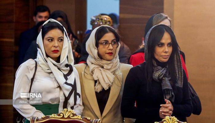 De izquierda a derecha, Pamela Aguirre, Viviana Veloz, Marcela Holguín y Johana Ortiz, detrás, fueron las asambleístas que arribaron a Teherán a mediados de enero para acudir a un Congreso Internacional de Mujeres Influyentes.