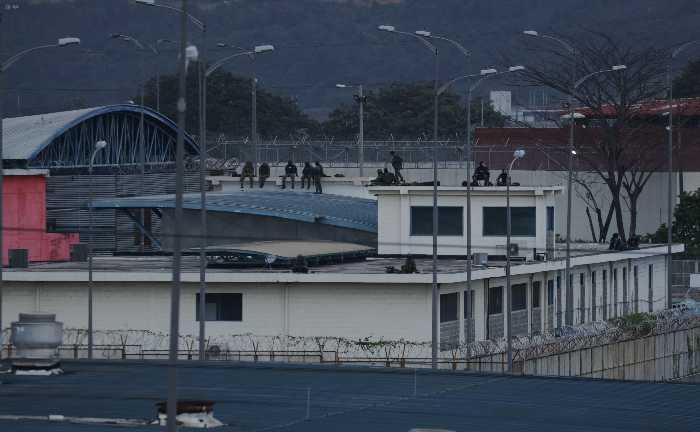 Directora de cárcel de Guayaquil huyó con su familia y pertenencias tras fuga de alias 'Fito'