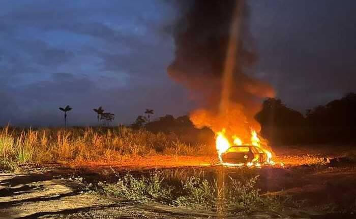 $!El auto que habría estado implicado con el secuestro fue hallado mientras se consumía en fuego dentro de una zona rural de la provincia.