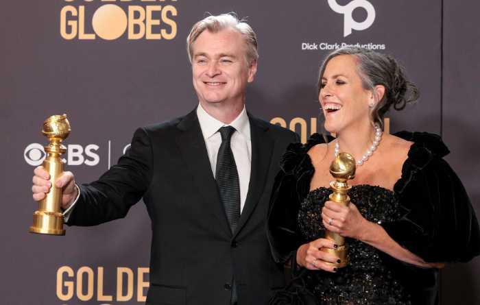 $!El director Christopher Nolan ´Oppenheimer´ junto a la productora Emma Thomas con sus galardonados premios