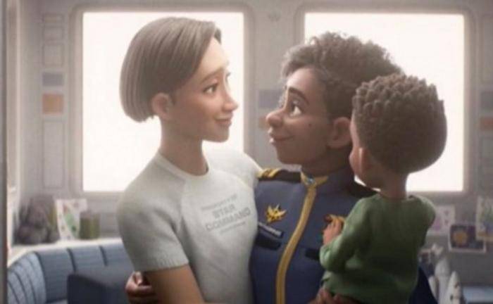 El personaje de Alicia Hawthorne, una guardabosques espacial y la mejor amiga de Buzz Lightyear, forma una familia con una mujer en la película.