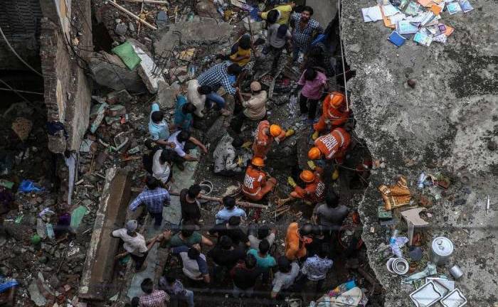 Derrumbe de edificio en la India deja 33 muertos y 20 sobrevivientes