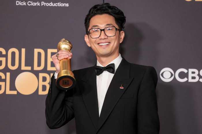 $!El escritor surcoreano Lee Sung Jin junto a su globo de oro a mejor miniserie o película para la televisión por Bronca ´Beef´