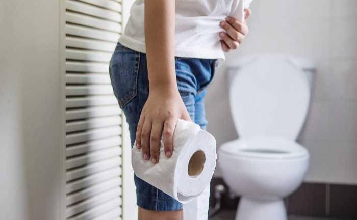 Pasar mucho tiempo sentado en el inodoropuede afectar tu salud