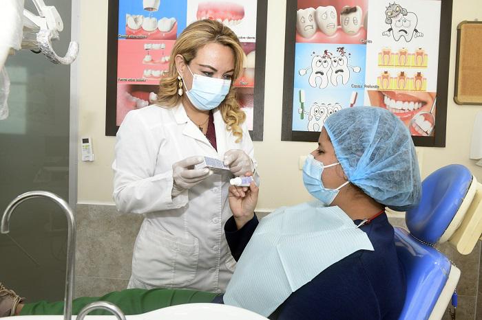 $!Nataly Ambrossi, especialista en ortodoncia, indica que además de la ayuda odontológica el paciente debe realizarse un cepillado correcto, usando un instrumento de cerdas suaves y una pasta dental que tenga desensibilizante, de rápido alivio.