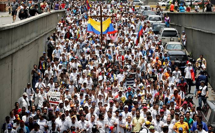 Oposición venezolana continúa la marcha pese a violencia