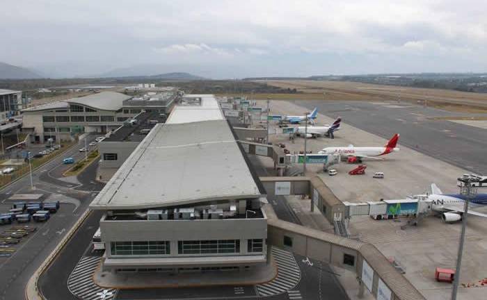Lluvia y niebla en Quito obligan a desviar dos vuelos de España y México