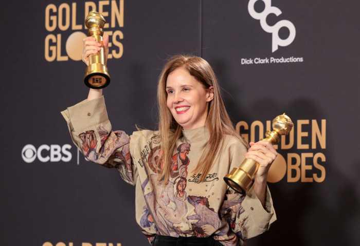 $!La directora francesa Justine Triet sosteniendo sus premios por mejor guion y mejor película de habla no inglesa por el film Anatomía de una caída 'Anatomy of a Fall'