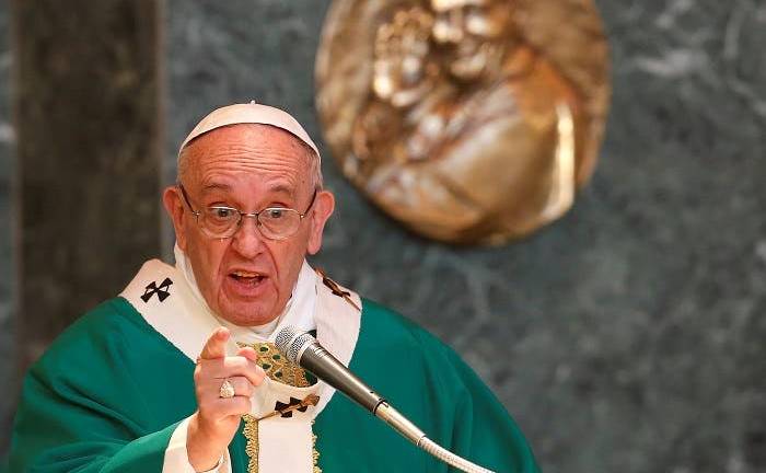 El papa critica la &quot;doble vida&quot; de los católicos que hacen &quot;negocios sucios&quot;