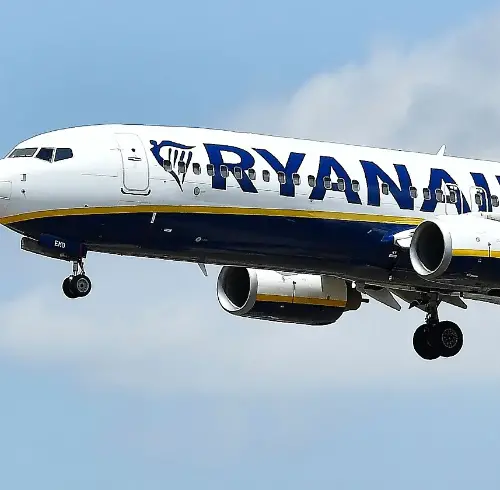 Según Ryanair, una ventanilla de pasajeros se desprendió en pleno vuelo, poco después del despegue.