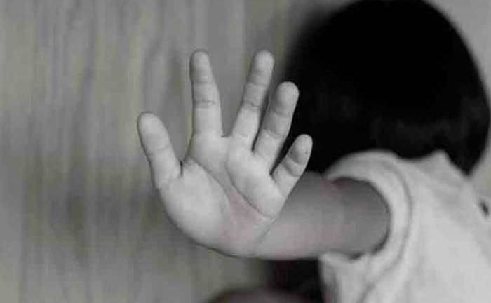 Mujer finge que una muñeca es su hija luego de haberla matado