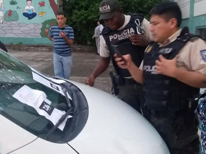 $!El mensaje impreso fue colocado en el parabrisas de la profesora.