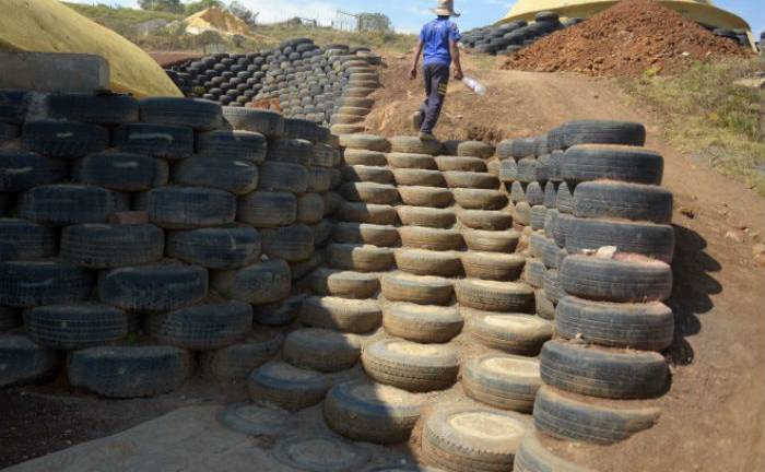 En Colombia utilizan llantas de desecho para construir "iglús" en las montañas