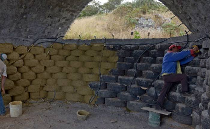 En Colombia utilizan llantas de desecho para construir "iglús" en las montañas