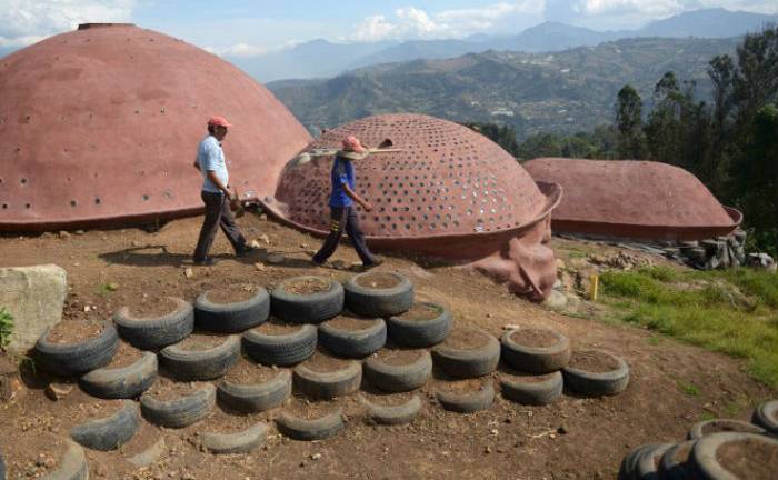 En Colombia utilizan llantas de desecho para construir "iglús" en las montañas