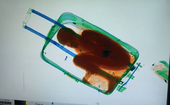 El niño de la maleta podrá quedarse en España de forma legal