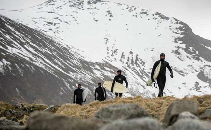 Los surfistas buscan la gran ola en el circulo polar ártico