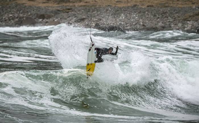 Los surfistas buscan la gran ola en el circulo polar ártico