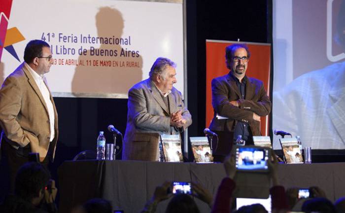 José Mujica presenta su biografía "sin pelos en la lengua"