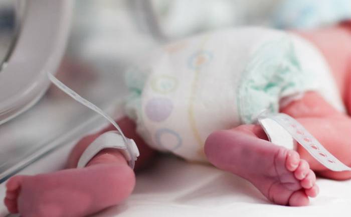 Los cuatrillizos de una madre de 65 años corren "grandes riesgos", según médicos