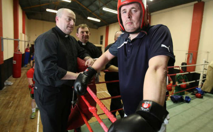 Un cura boxeador es la estrella del momento en Irlanda