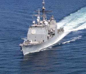 La foto muestra al crucero de misiles guiados USS Philippine Sea (CG 58) de la Armada de EE. UU. transitando por el Estrecho de Ormuz, en noviembre de 2023.