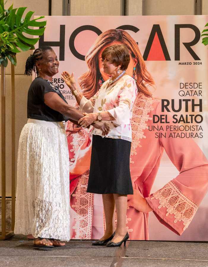 $!Ana Cabezas recibiendo un cálido saludo de Rosa Amelia Alvarado R., Directora Fundadora de revista Hogar durante la entrega del reconocimiento Mujer del Año.