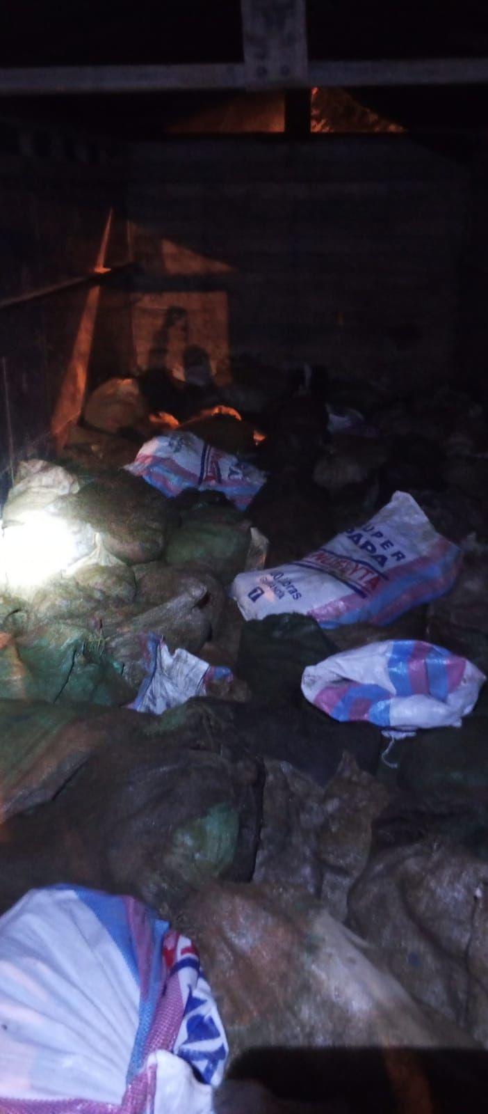 $!Medio centenar de personas agreden con palos y piedras a policías durante operativo contra la minería ilegal en Ibarra