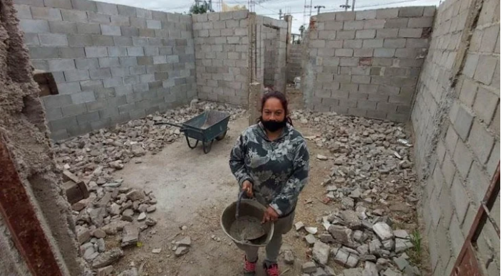 $!No pudo pagar el alquiler, y construyó un hogar para sus hijos usando lo que tenía a su alcance