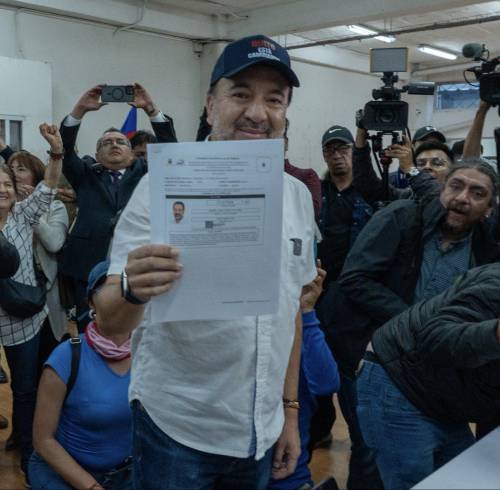 El alcalde de Quito, Pabel Muñoz, inscribiendo su candidatura en una delegación del CNE, la tarde de este jueves.