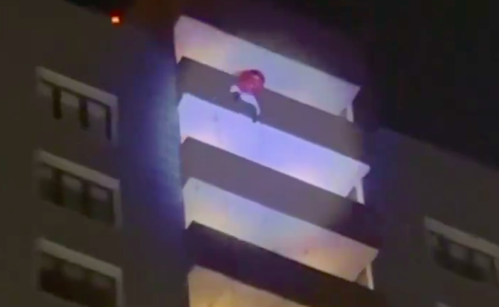 Impactante video: hombre disfrazado de Papá Noel cayó del piso 24 de un edificio en Rusia