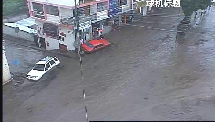 Aluvión afectó a Guano y por la fuerza del agua arrastró vehículos