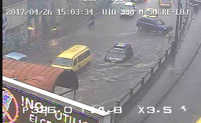 Cierran Av. Mariscal Sucre tras fuerte lluvia en Quito