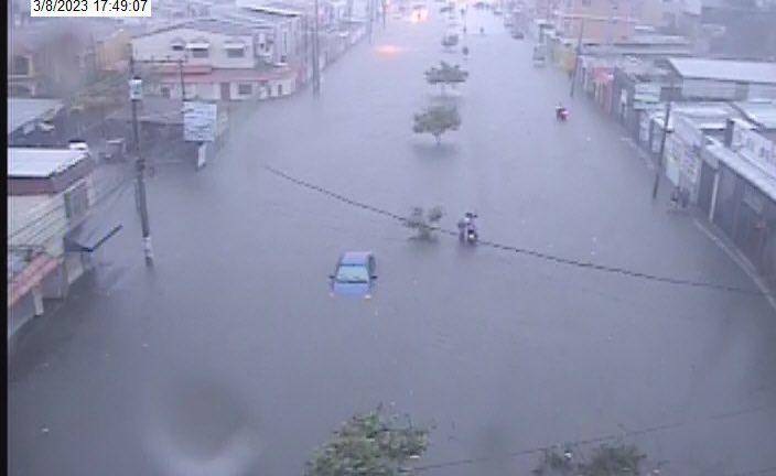 Decenas de sectores se han inundado por completo en Guayaquil tras intensa lluvia y tormenta eléctrica