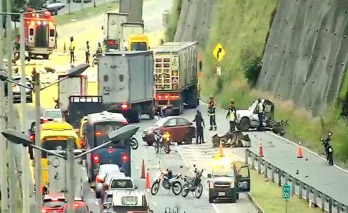 Ruta Viva: Accidente múltiple deja un fallecido y cierra vía al aeropuerto de Quito