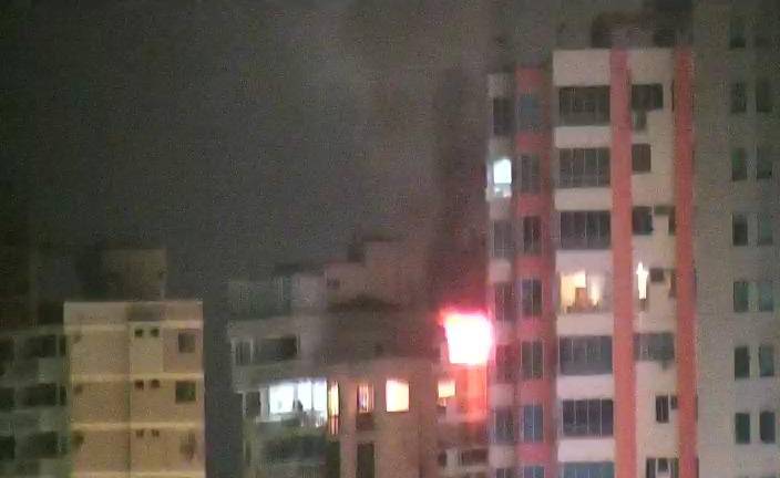 VIDEO | Departamento se incendió en edificio del Malecón de Salinas